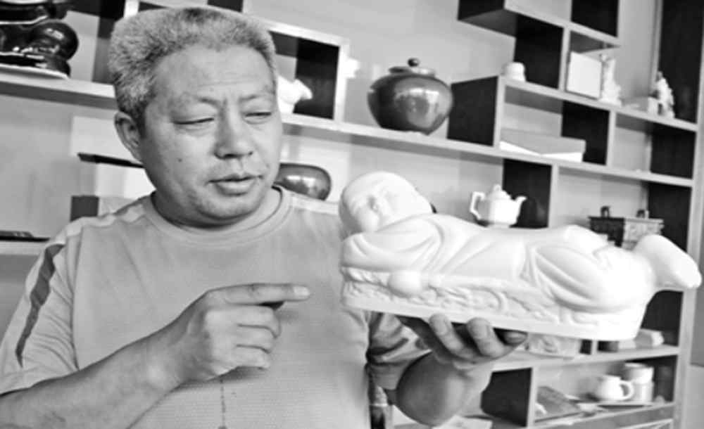 定窯傳承人劉軍沒(méi)和他燒制的孩兒枕.jpg